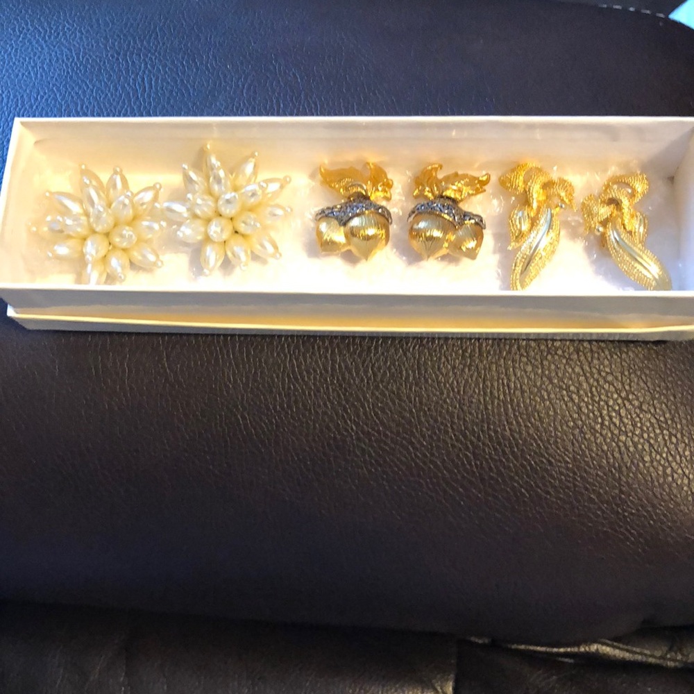 3 PAIR OF CLIP ON EARRINGS